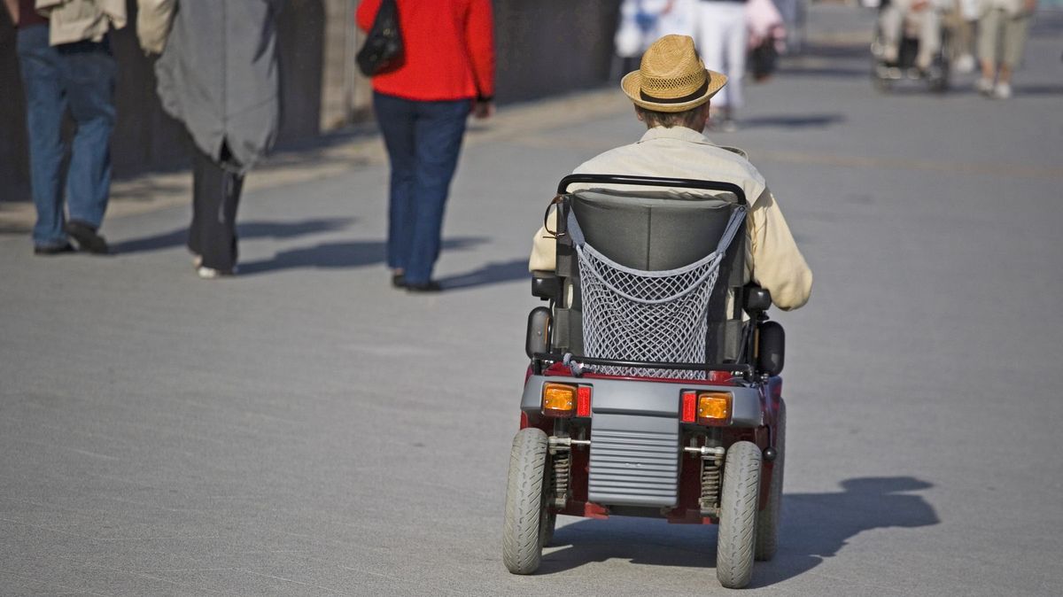 Silně opilý vozíčkář v Německu jel na červenou a dvakrát obkroužil křižovatku